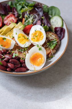 Orta pişmiş yumurta ve sade, sağlıklı kahvaltı.