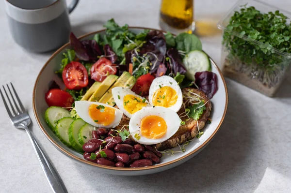 Orta pişmiş yumurta ve sade, sağlıklı kahvaltı.