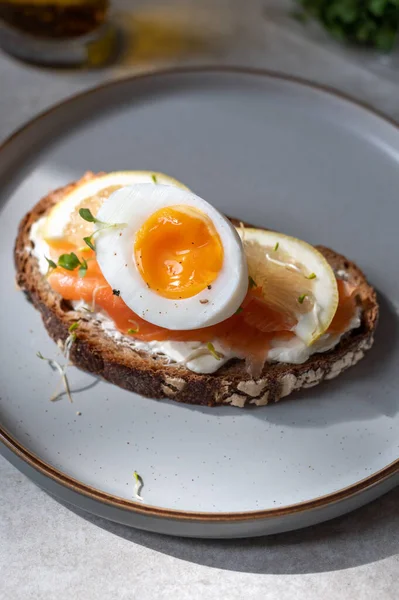 Somonlu tost ve orta pişmiş yumurta.