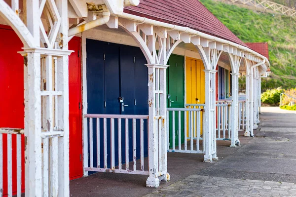 Scarborough, İngiltere 'deki eski sahil kulübeleri.