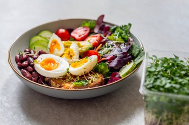 Orta pişmiş yumurta ve sade, sağlıklı kahvaltı.