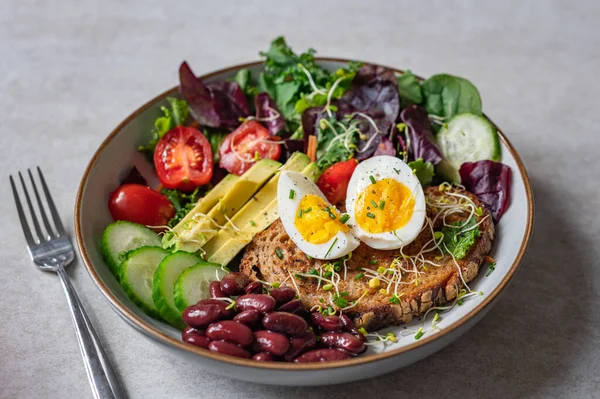 Orta pişmiş yumurta ve sade, sağlıklı kahvaltı.