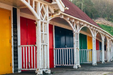 Scarborough, İngiltere 'deki eski sahil kulübeleri.