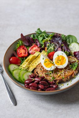 Orta pişmiş yumurta ve sade, sağlıklı kahvaltı.