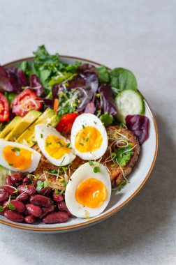 Orta pişmiş yumurta ve sade, sağlıklı kahvaltı.