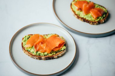 Avokado ve somonlu tost.
