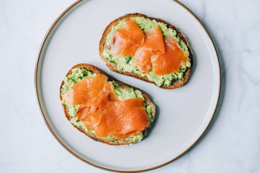 Avokado ve somonlu tost.
