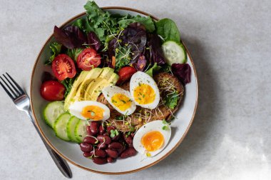 Orta pişmiş yumurta ve sade, sağlıklı kahvaltı.