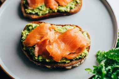 Avokado ve somonlu tost.