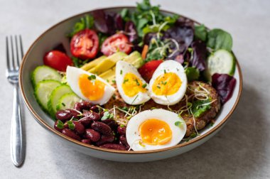 Orta pişmiş yumurta ve sade, sağlıklı kahvaltı.