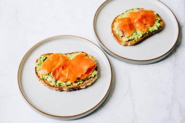 Avokado ve somonlu tost.