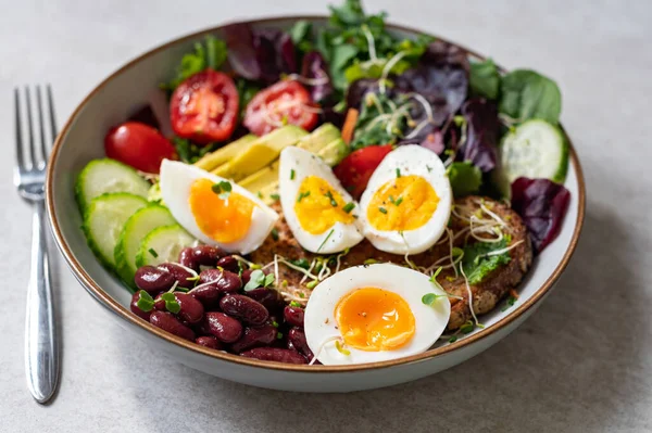 Orta pişmiş yumurta ve sade, sağlıklı kahvaltı.