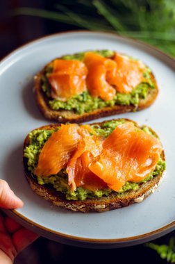 Avokado ve somonlu tost.