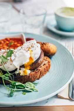Haşlanmış yumurta ve sebzeden sağlıklı bir kahvaltı.