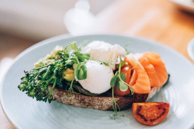 Haşlanmış yumurta ve sebzeden sağlıklı bir kahvaltı.