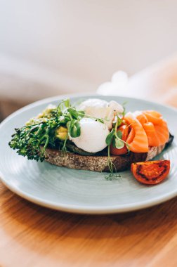 Haşlanmış yumurta ve sebzeden sağlıklı bir kahvaltı.