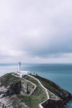 South Stack Deniz Feneri, Galler, Anglesey, İngiltere. Kutsal Ada 'nın kuzey-batı kıyısında küçük bir adanın zirvesine inşa edilmiştir. Gemileri aşağıdaki tehlikeli kayalara karşı uyarmak için 1809 'da inşa edildi..