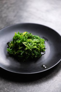 Deniz yosunu salatası süper sağlıklı ve besleyici bir atıştırmalıktır. Susam tohumları, beslenme takviyesi, denizlerin süper yiyeceği, yeşil Chuka ya da alg içerir.