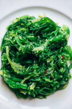 Deniz yosunu salatası süper sağlıklı ve besleyici bir atıştırmalıktır. Susam tohumları, beslenme takviyesi, denizlerin süper yiyeceği, yeşil Chuka ya da alg içerir.