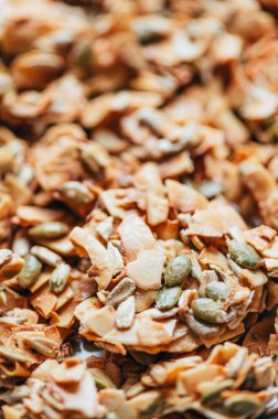 Organik Hindistan cevizi Keto Kümeleri, çıtır balkabağı, ayçiçeği, kenevir tohumu, sağlıklı atıştırmalıklar. Glütensiz, vegan dostu.