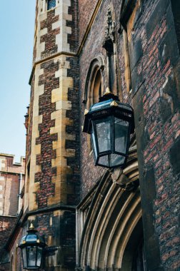 Cambridge, Cambridgeshire, Birleşik Krallık - 01 Haziran 2022: Queens College yakınlarındaki şehir merkezi sokakları ve girişi