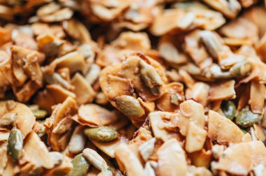 Organik Hindistan cevizi Keto Kümeleri, çıtır balkabağı, ayçiçeği, kenevir tohumu, sağlıklı atıştırmalıklar. Glütensiz, vegan dostu.