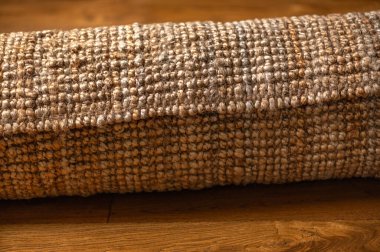 Meşe döşeme, doğal lif halı, çevre dostu iç mekan konsepti, sığ DoF.