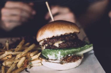 Double Beef Burger ve Chips gibi İngiliz Pub ya da Restoran Yemekleri