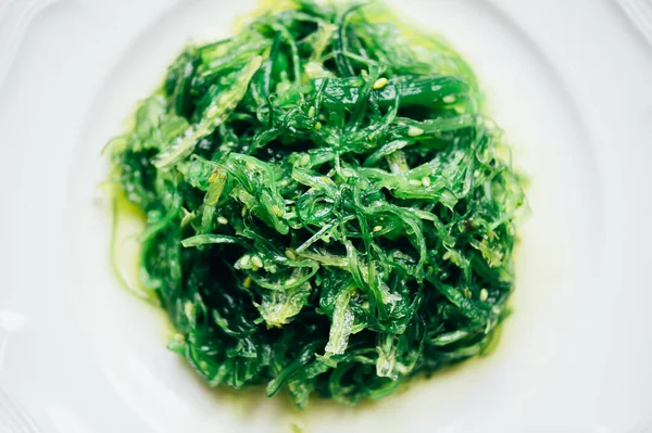 Deniz yosunu salatası süper sağlıklı ve besleyici bir atıştırmalıktır. Susam tohumları, beslenme takviyesi, denizlerin süper yiyeceği, yeşil Chuka ya da alg içerir.