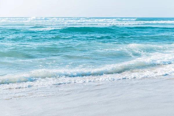 Güzel Praia Da Barra ve Costa Nova plajları, Aveiro, Portekiz 'in ünlü kaçış yerleri. Güzel mavi suları ve berrak gökyüzü ile Atlantik Okyanusu