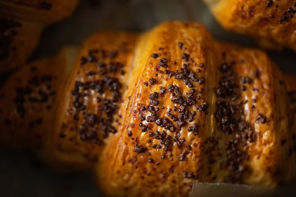 Domácí Čokoládové Croissanty Čokoládovými Postřikovači Pečené Fritéze Doma — Stock fotografie