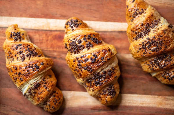 Domácí Čokoládové Croissanty Čokoládovými Postřikovači Upečené Fritéze Doma Pořízené Dřevěné — Stock fotografie