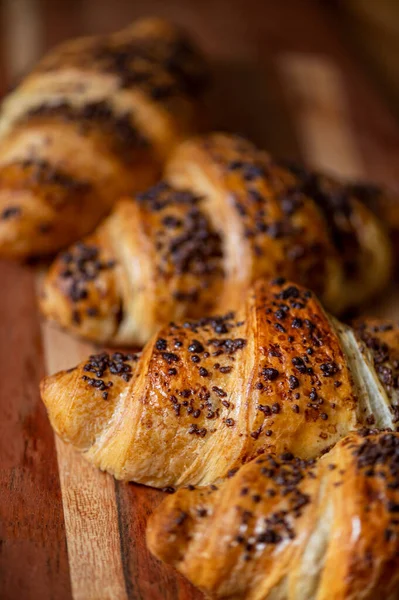 Domácí Čokoládové Croissanty Čokoládovými Postřikovači Upečené Fritéze Doma Pořízené Dřevěné — Stock fotografie