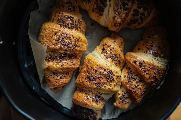 Házi Készítésű Csokoládés Croissant Csokoládéval Otthon Légsütőben Sütve — Stock Fotó