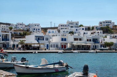 Panormos, Tinos, Yunanistan: 13 Temmuz 2022 - Kiklad evlere sahip Panormos Körfezi ve köyü, Ege Denizi 'nin kristal berrak suyu ve Tinos adasındaki balıkçı tekneleri, Kiklad, Yunanistan