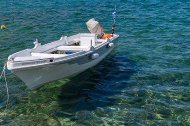 Panormos, Tinos, Yunanistan: 13 Temmuz 2022 - Kiklad evlere sahip Panormos Körfezi ve köyü, Ege Denizi 'nin kristal berrak suyu ve Tinos adasındaki balıkçı tekneleri, Kiklad, Yunanistan