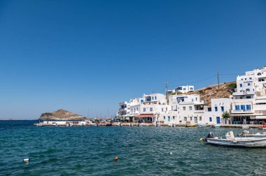 Panormos, Tinos, Yunanistan: 13 Temmuz 2022 - Kiklad evlere sahip Panormos Körfezi ve köyü, Ege Denizi 'nin kristal berrak suyu ve Tinos adasındaki balıkçı tekneleri, Kiklad, Yunanistan