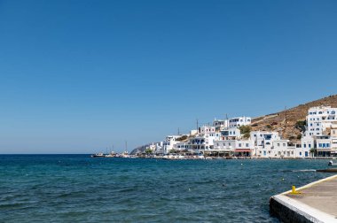 Panormos, Tinos, Yunanistan: 13 Temmuz 2022 - Kiklad evlere sahip Panormos Körfezi ve köyü, Ege Denizi 'nin kristal berrak suyu ve Tinos adasındaki balıkçı tekneleri, Kiklad, Yunanistan