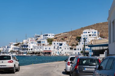 Panormos, Tinos, Yunanistan: 13 Temmuz 2022 - Kiklad evlere sahip Panormos Körfezi ve köyü, Ege Denizi 'nin kristal berrak suyu ve Tinos adasındaki balıkçı tekneleri, Kiklad, Yunanistan