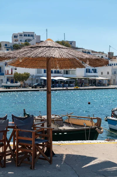 Panormos, Tinos, Yunanistan: 13 Temmuz 2022 - Kiklad evlere sahip Panormos Körfezi ve köyü, Ege Denizi 'nin kristal berrak suyu ve Tinos adasındaki balıkçı tekneleri, Kiklad, Yunanistan