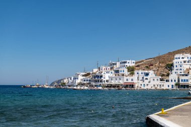 Panormos, Tinos, Yunanistan: 13 Temmuz 2022 - Kiklad evlere sahip Panormos Körfezi ve köyü, Ege Denizi 'nin kristal berrak suyu ve Tinos adasındaki balıkçı tekneleri, Kiklad, Yunanistan