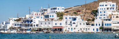 Panormos, Tinos, Yunanistan: 13 Temmuz 2022 - Kiklad evlere sahip Panormos Körfezi ve köyü, Ege Denizi 'nin kristal berrak suyu ve Tinos adasındaki balıkçı tekneleri, Kiklad, Yunanistan