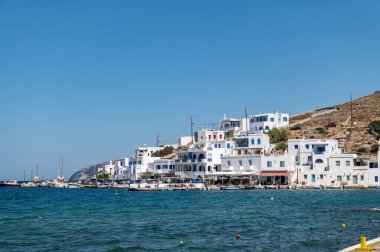 Panormos, Tinos, Yunanistan: 13 Temmuz 2022 - Kiklad evlere sahip Panormos Körfezi ve köyü, Ege Denizi 'nin kristal berrak suyu ve Tinos adasındaki balıkçı tekneleri, Kiklad, Yunanistan