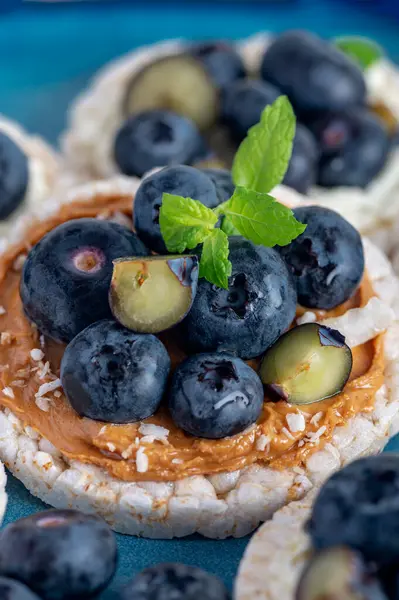 Open Sandwich Blueberries Made Rice Crispbreads Peanut Butter Healthy Nutritious — Stockfoto