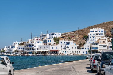 Panormos, Tinos, Yunanistan: 13 Temmuz 2022 - Kiklad evlere sahip Panormos Körfezi ve köyü, Ege Denizi 'nin kristal berrak suyu ve Tinos adasındaki balıkçı tekneleri, Kiklad, Yunanistan