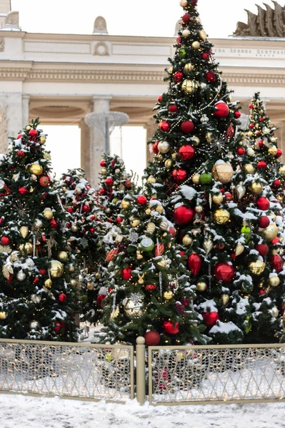 Різдвяний Новорічний Час Дивовижні Різдвяні Прикраси Соснових Деревах Справжнім Снігом — стокове фото