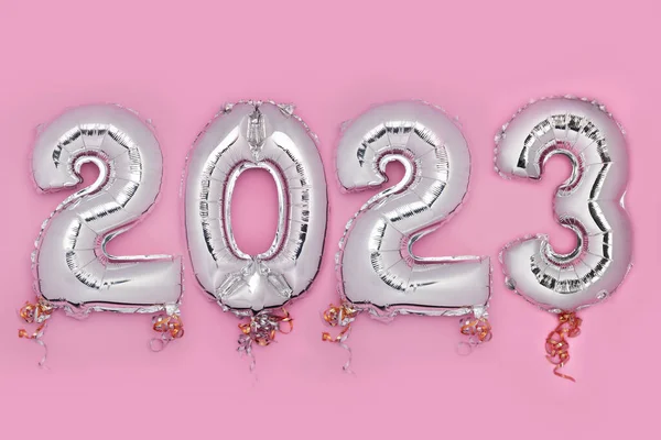 为庆祝2023年新年 用银质气球做的气球带 具有顶视图和复制空间的假日派对装饰或明信片概念 — 图库照片