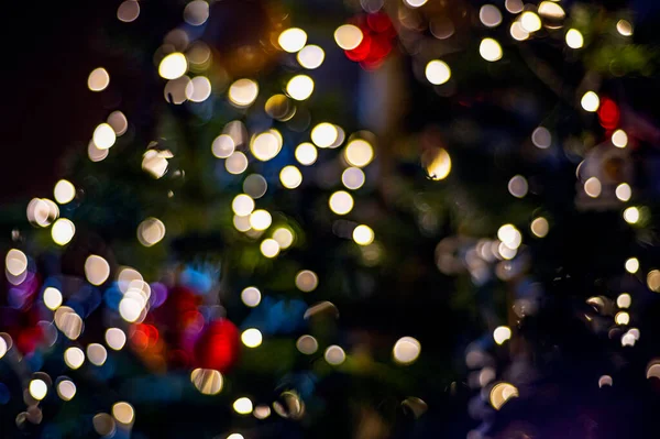 彩色抽象Bokeh由圣诞灯在黑色孤立的背景上制成 假日的概念 模糊的Bokeh 覆盖你的形象 — 图库照片