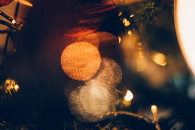 Siyah izole edilmiş arka planda Noel ışıklarından yapılmış renkli soyut bir Bokeh. Tatil konsepti, bulanık bokeh, resimleriniz için örtüşür.