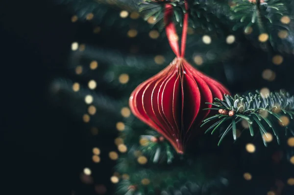 Trendy Decoratieve Kerstboom Kerstballen Die Gemaakt Van Papier Diy Project — Stockfoto
